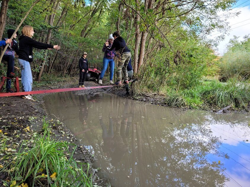 most linowy w czasie wycieczki szkolnej. wycieczki integracyjne dla szkół